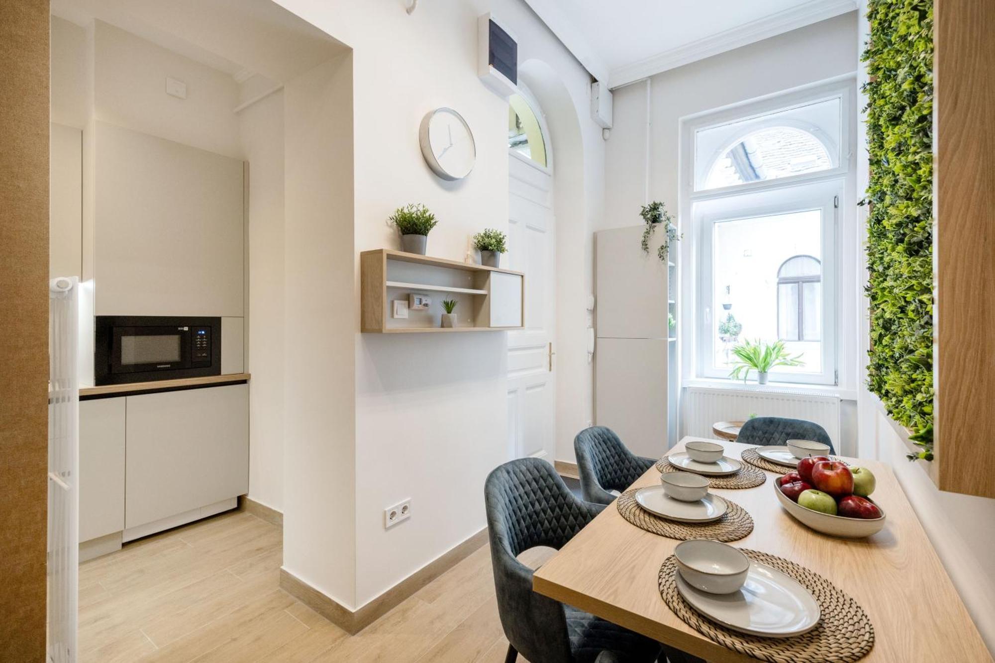 Sleek Downtown Living Apartment Budapest Exterior photo