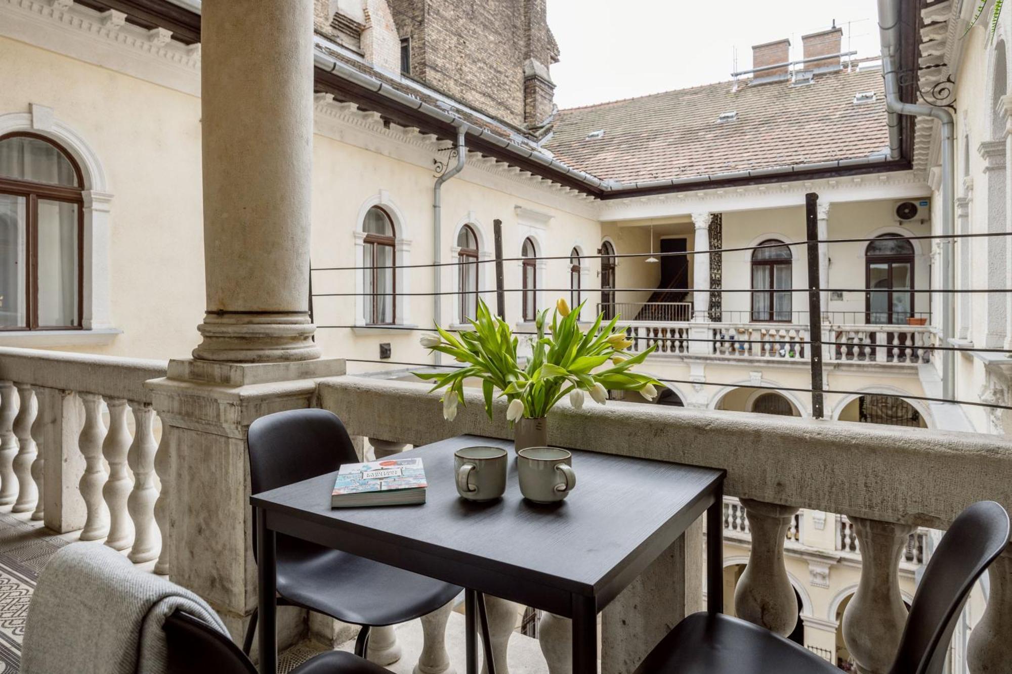 Sleek Downtown Living Apartment Budapest Exterior photo